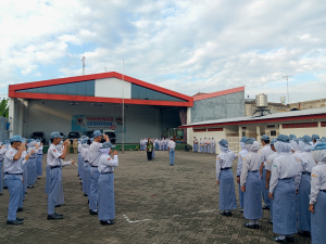 Pembiasaan Upacara Bendera Hari Senin di SMK Indonesia Putera