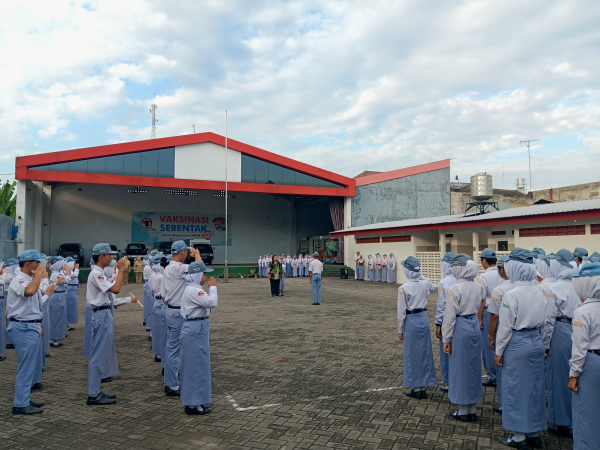 Pembiasaan Upacara Bendera Hari Senin di SMK Indonesia Putera