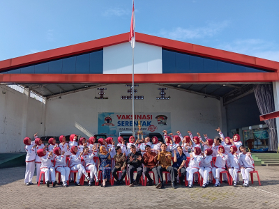 Penyerahan Piala dan Piagam Penghargaan Kepada Tim Paskibra SMK Indonesia Putera Telah Berhasil Meraih Juara 2 Lomba Gerak Jalan HUT Ke-80 Kemerdekaan RI Kota Blitar Tahun 2025